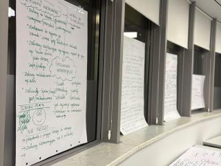 zdjęcie przedstawia zapisane kartki ze szkolenia 