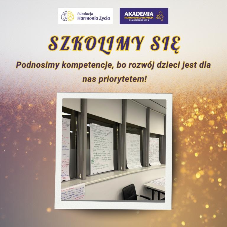 Grafika przestawiająca napis: Szkolimy się. 
